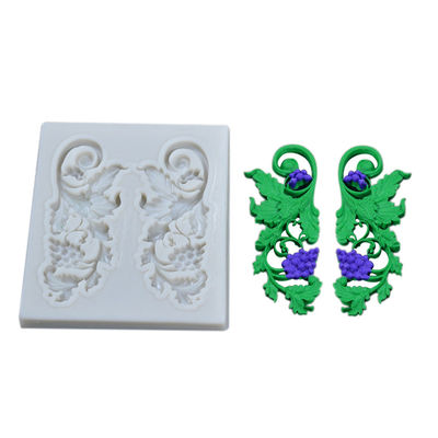 As ferramentas e os utensílios do cozimento do silicone moldam a forma do ramo da uva para a decoração do bolo