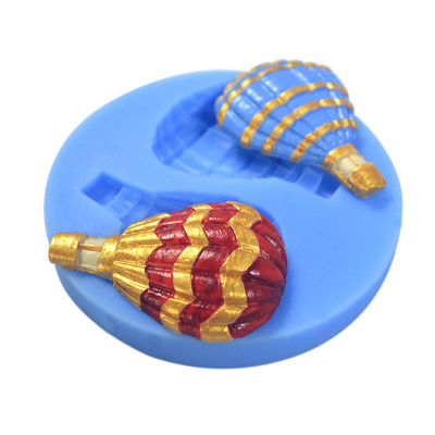 O bolo do fundente do silicone que decora utiliza ferramentas o balão de ar personalizado dado forma