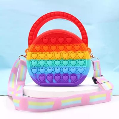 As meninas da bolha do impulso estalam a mala a tiracolo, aliviam a bolsa da inquietação do PNF do esforço